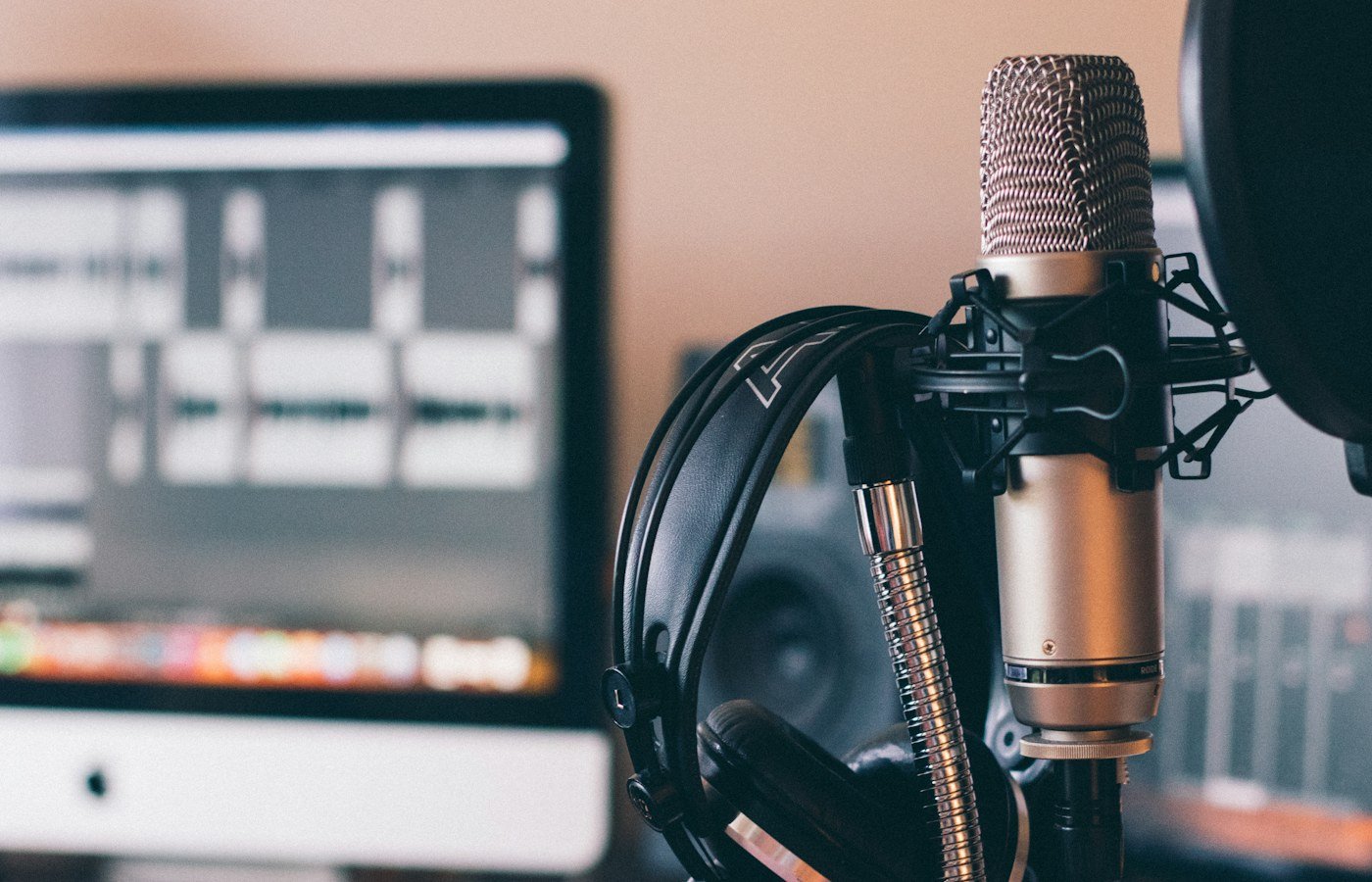 Professionelles Mikrofon und Kopfhörer in einer Audioproduktion